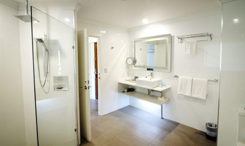 Deluxe Bathroom